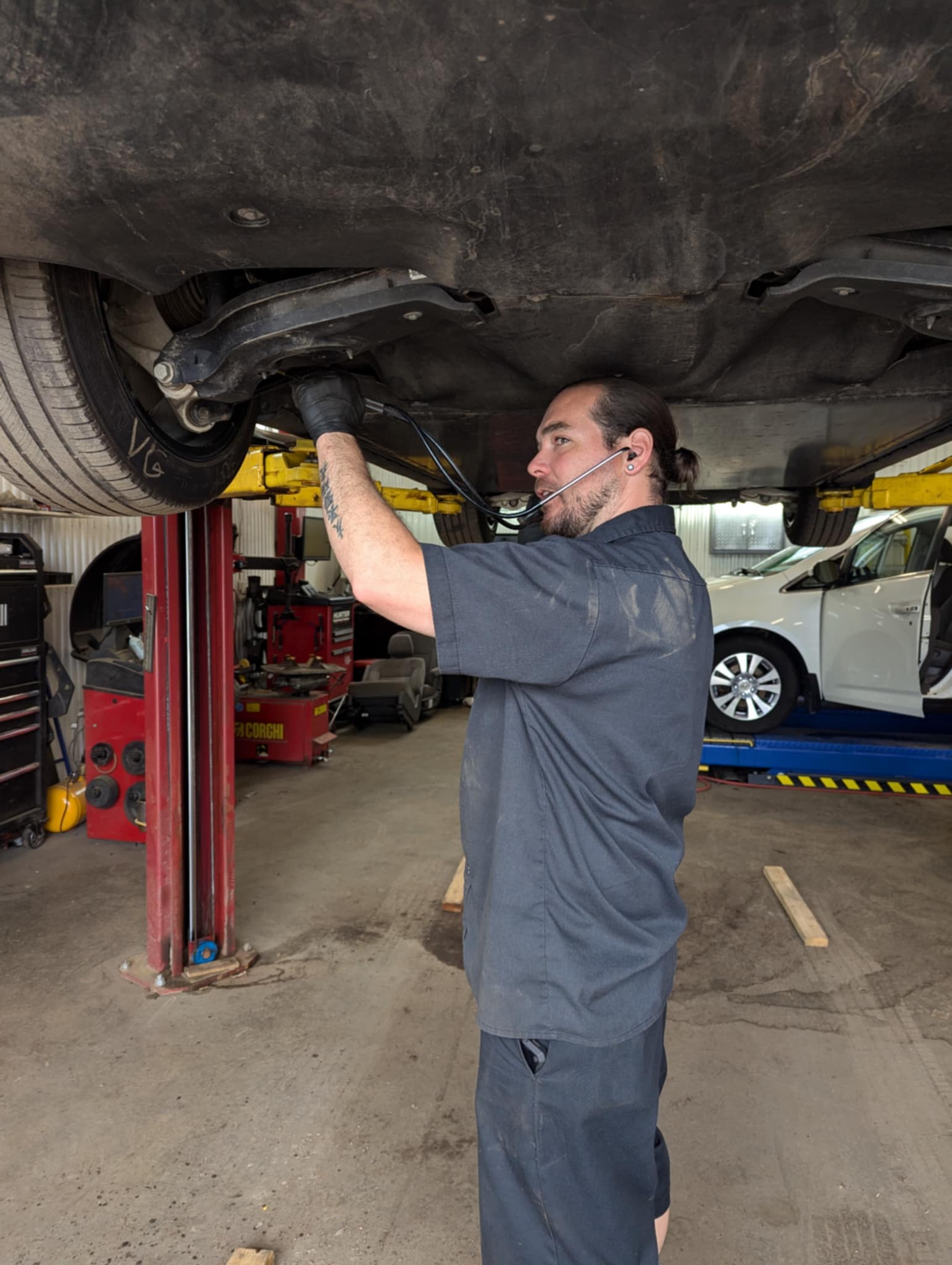 Francis qui fait l'inspection