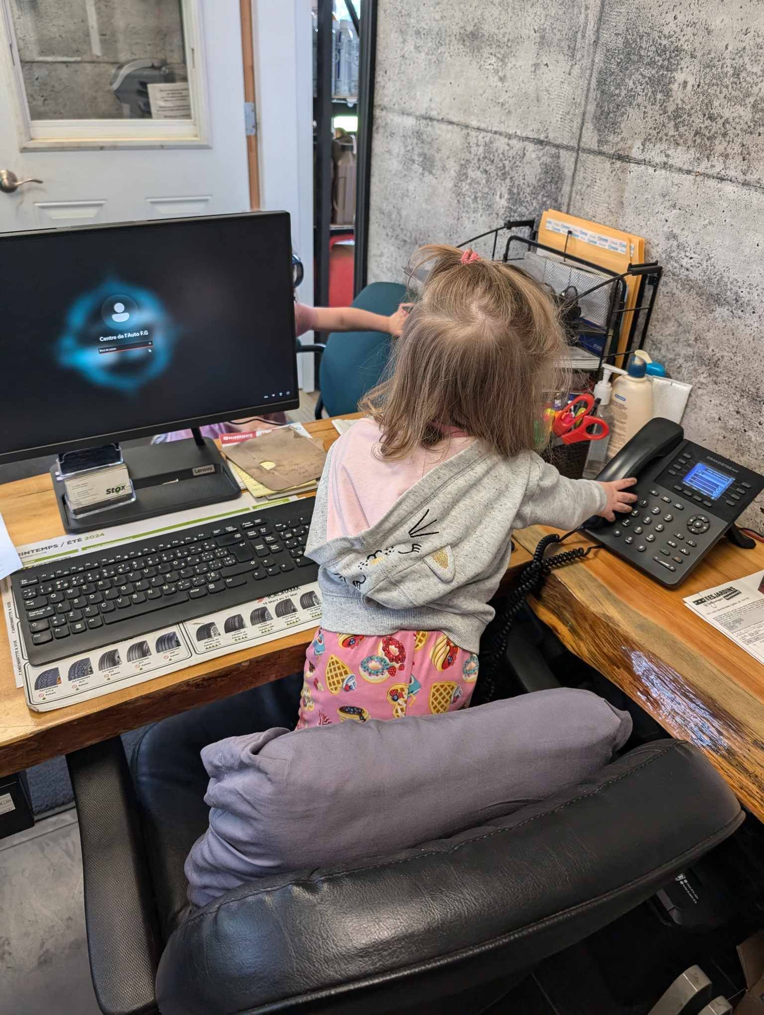 Rosalie dans le bureau